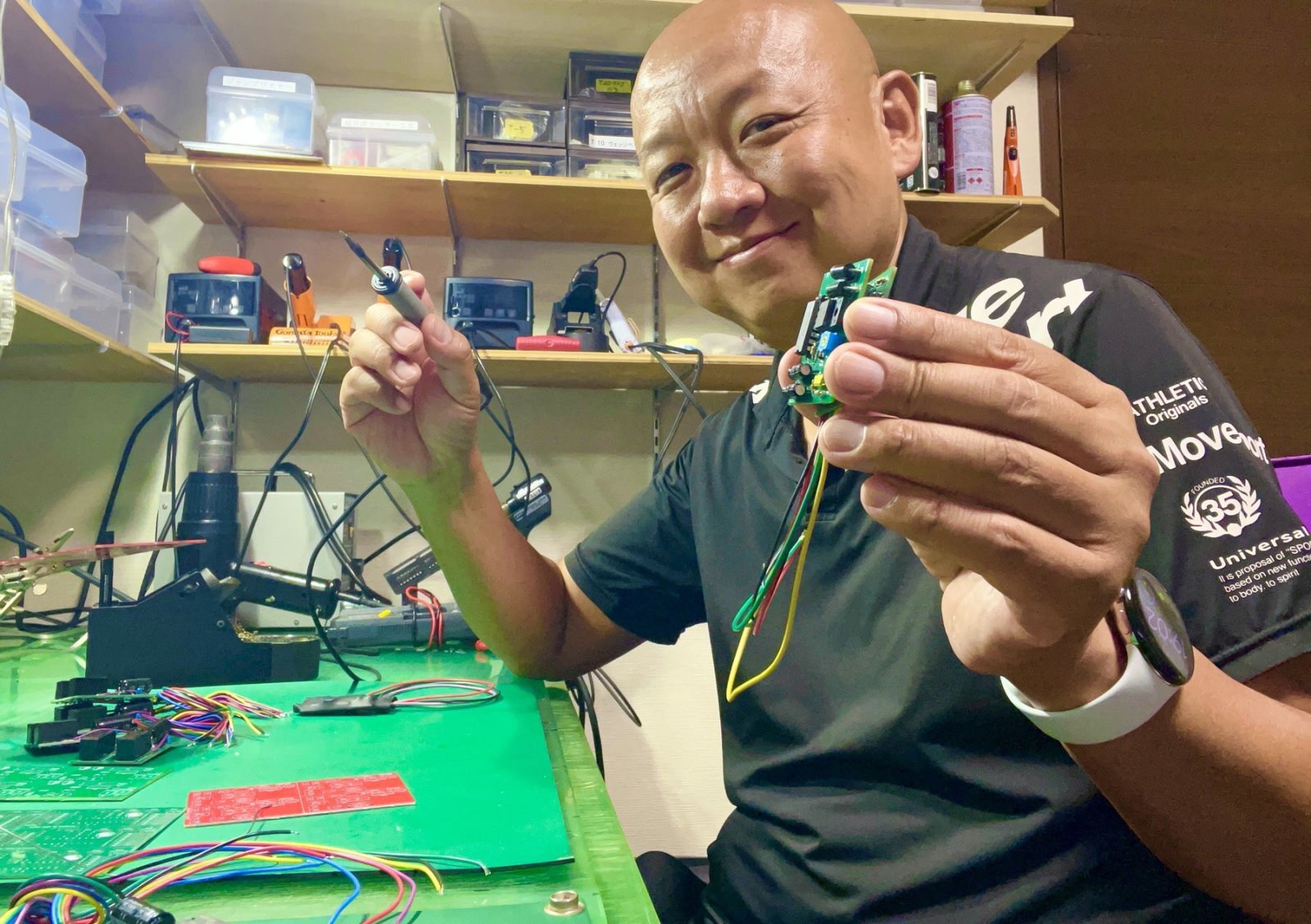ごんた屋ラボで電子ユニットを製作するNORI