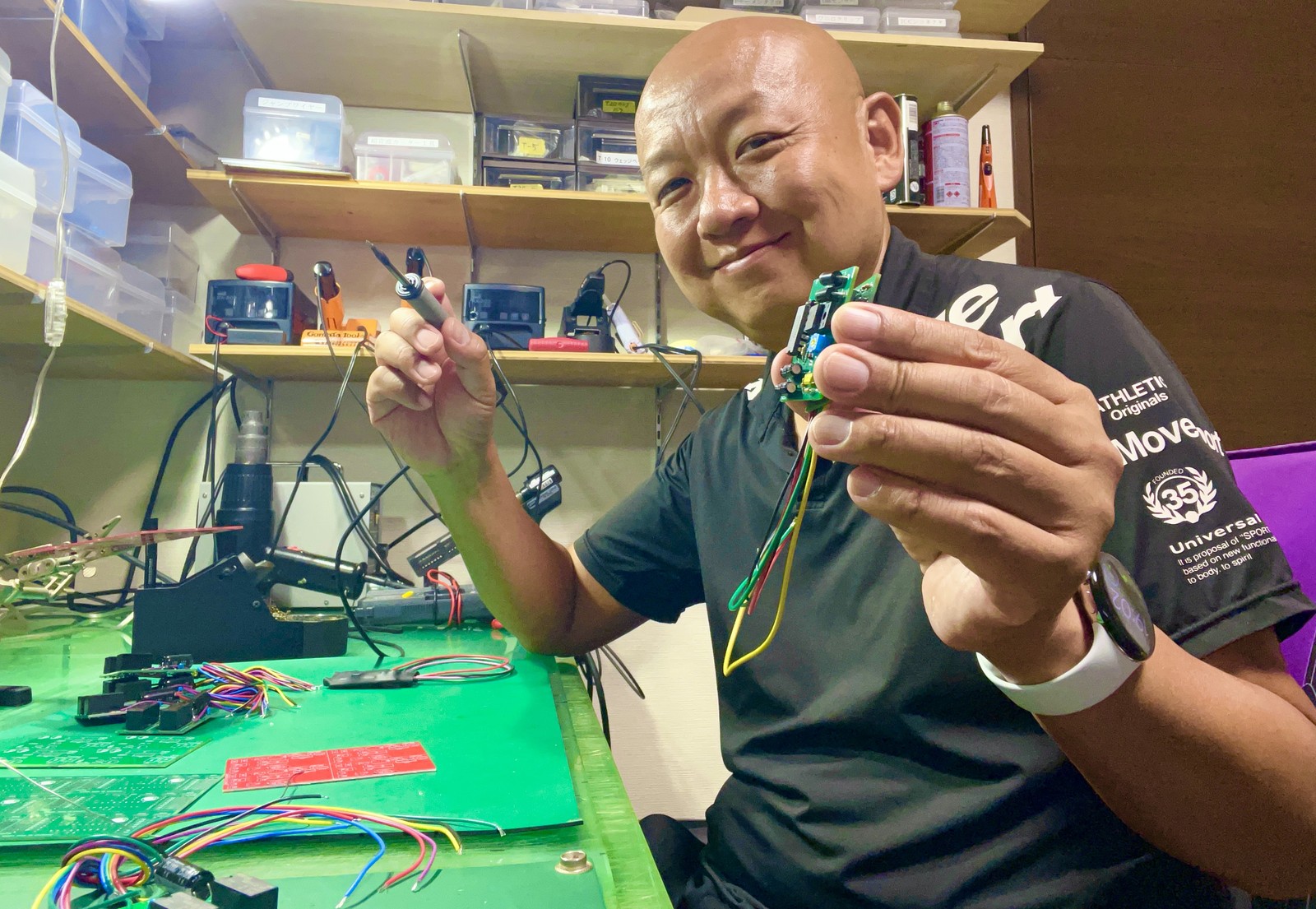 ごんた屋ラボで電子ユニットを製作するNORI